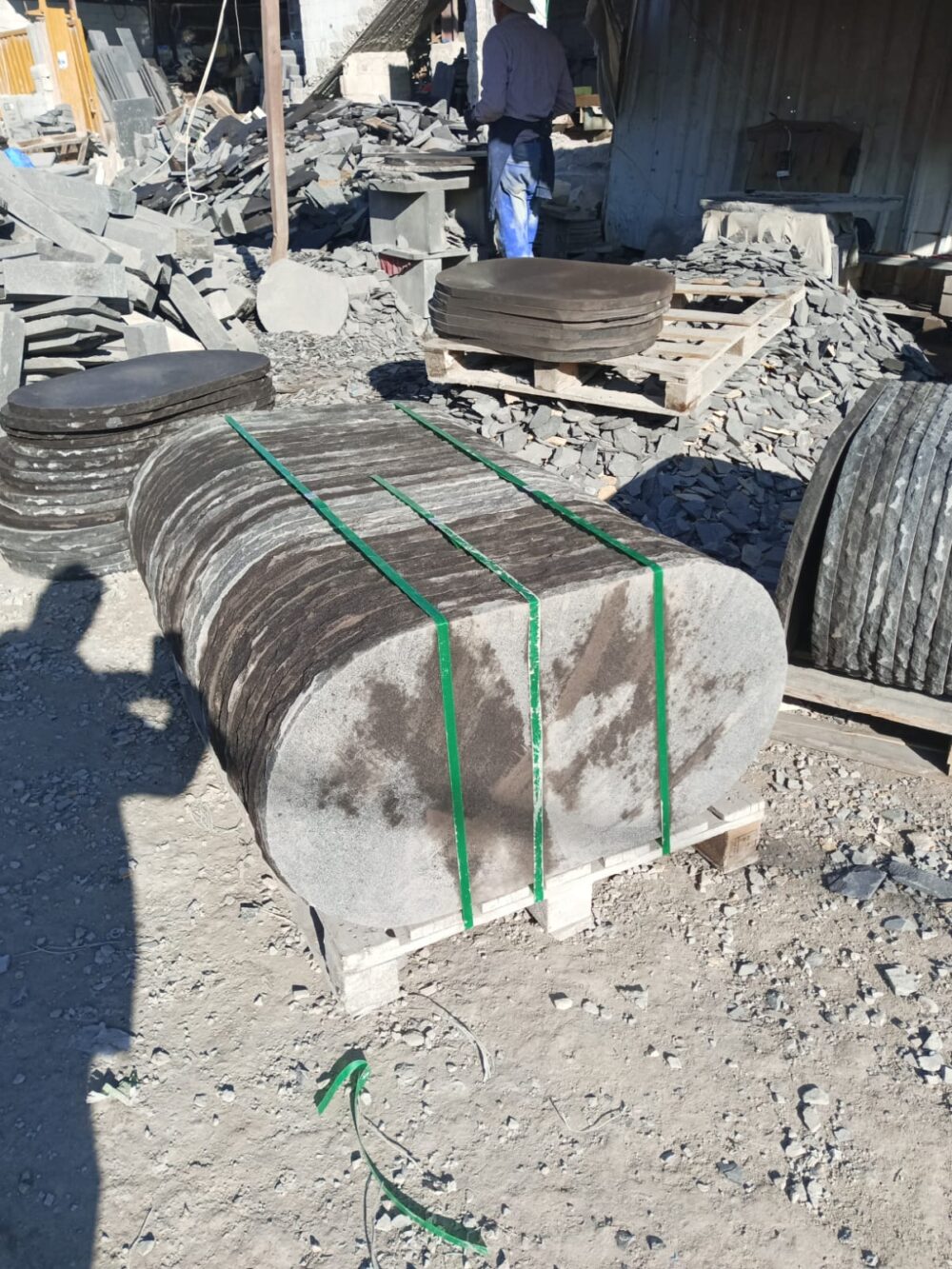 אבן מדרך בזלת אליפסה 90/50/3 ס”מ