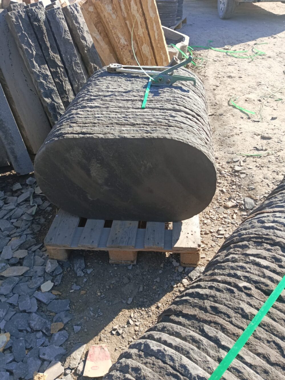 אבן מדרך בזלת אליפסה 90/50/3 ס”מ